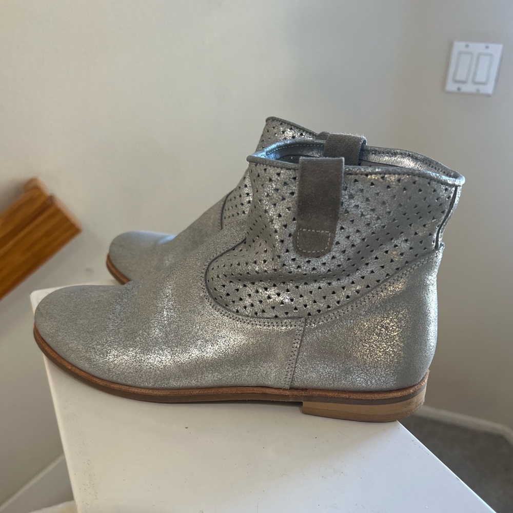 Manuela de juan Women’s Silver‎ Ankle Boots Booties . Size 8